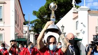 Di Piala Dunia Futsal 2021, Ricardinho menjadi kapten Portugal. Ini posenya bersama trofi juara. Foto: NurPhoto via Getty Images/NurPhoto