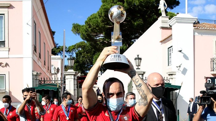 Portugal's captain Ricardinho raises the FIFA Futsal World Cup trophy to supporters outside the Belem Palace after a welcoming ceremony for the National Futsal team by Portuguese President Marcelo Rebelo de Sousa, in Lisbon, Portugal, on October 4, 2021. Portugal won the FIFA Futsal World Cup 2021 trophy after defeating Argentina (2-1) on October 03, in Kaunas, Lithuania. (Photo by Pedro Fiúza/NurPhoto via Getty Images)