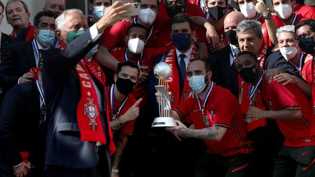 Portuguese President Marcelo Rebelo de Sousa (front L) takes a selfie with the National Futsal team during a welcoming ceremony after the winning of the FIFA Futsal World Cup 2021, at the Belem Palace in Lisbon, Portugal, on October 4, 2021. Portugal won the FIFA Futsal World Cup 2021 trophy after defeating Argentina (2-1) on October 03, in Kaunas, Lithuania. (Photo by Pedro Fiúza/NurPhoto via Getty Images)
