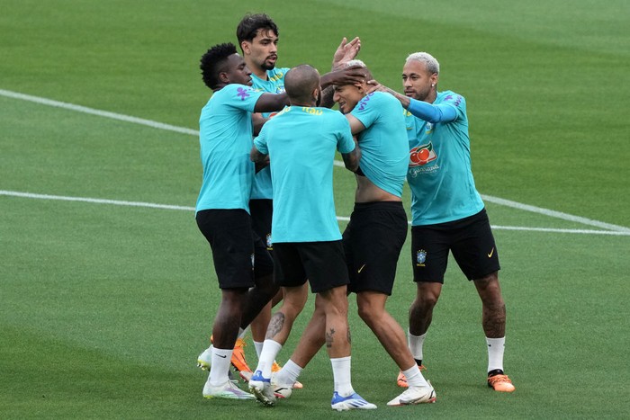 richarlison, vinicius TOKYO, JAPAN - JUNE 04: (R-L) Neymar Jr. and Richarlison and Lucas Paqueta and Vinicius Jr of Brazil in action during a Brazil training session ahead of the international friendly against Japan at National Stadium on June 04, 2022 in Tokyo, Japan. (Photo by Koji Watanabe/Getty Images)