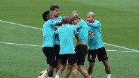 Namun, Richarlison dan Vinicius kompak menyebut tak punya masalah. Mereka cuma bercanda alias berantem-beranteman saja. Foto: Olahan (Getty Images)