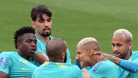 Kedua pemain tersebut kemudian dipisahkan oleh Neymar, Lucas Paqueta, serta Dani Alves. Foto: Getty Images/koji watanabe