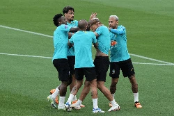 Namun, Richarlison dan Vinicius kompak menyebut tak punya masalah. Mereka cuma bercanda alias berantem-beranteman saja. Foto: Olahan (Getty Images)
