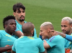 Kedua pemain tersebut kemudian dipisahkan oleh Neymar, Lucas Paqueta, serta Dani Alves. Foto: Getty Images/koji watanabe
