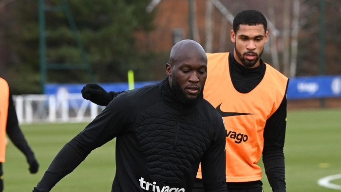 COBHAM, ENGLAND - DECEMBER 03:  Romelu Lukaku and Ruben Loftus-Cheek of Chelsea during a training session at Chelsea Training Ground on December 3, 2021 in Cobham, England. (Photo by Darren Walsh/Chelsea FC via Getty Images)