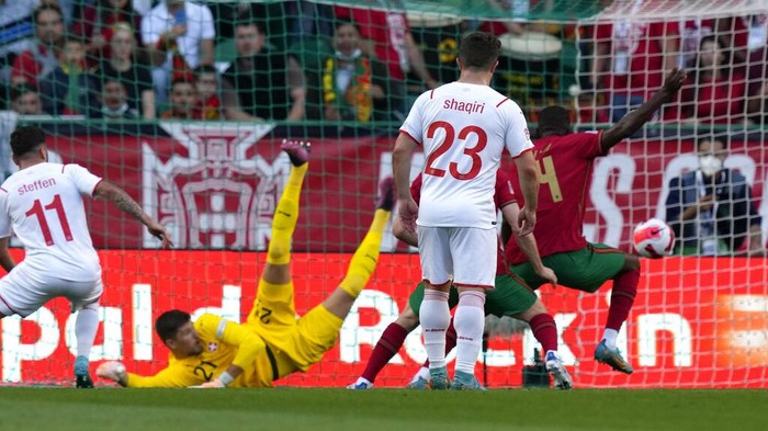 Ronaldo 2 Gol, Portugal Gilas Swiss 4-0 Switzerland's Fabian Schaer, centre, heads the ball during the UEFA Nations League soccer match between Portugal and Switzerland, at the Jose Alvalade Stadium in Lisbon, Portugal, Sunday, June 5, 2022. (AP Photo/Armando Franca)