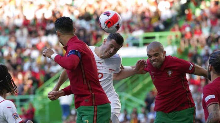 Ronaldo 2 Gol, Portugal Gilas Swiss 4-0 Switzerland's Fabian Schaer, centre, heads the ball during the UEFA Nations League soccer match between Portugal and Switzerland, at the Jose Alvalade Stadium in Lisbon, Portugal, Sunday, June 5, 2022. (AP Photo/Armando Franca)