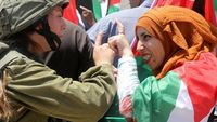 Saat Warga Palestina Adu Argumen dengan Tentara Israel