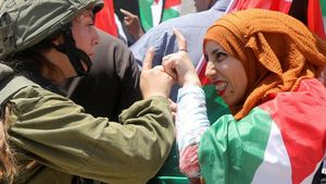 Saat Warga Palestina Adu Argumen dengan Tentara Israel