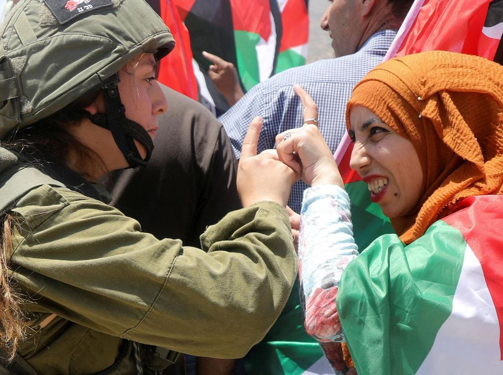 Saat Warga Palestina Adu Argumen dengan Tentara Israel