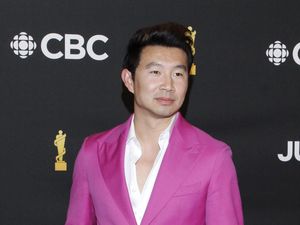 Dari Pahlawan Marvel Jadi Ken Barbie, Simu Liu Rasakan Sakitnya Waxing