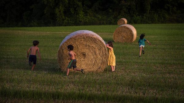 Saat Anak-anak di Spanyol Main Petak Umpet