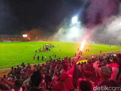 Penampakan Flare di Stadion BJ Habibie Saat Babak Kedua PSM Vs Sulut