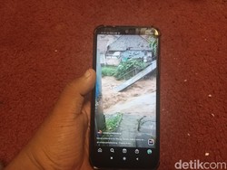 Luapan Sungai Ciwidey Robohkan Jembatan Desa di Bandung