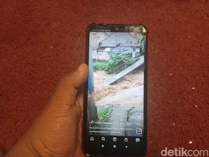 Luapan Sungai Ciwidey Robohkan Jembatan Desa di Bandung Luapan Sungai Ciwidey Robohkan Jembatan Desa di Bandung