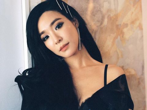 Ilustrasi perempuan Korea dengan rambut halus dan terawat