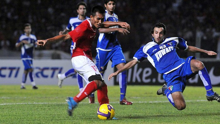Kuwait Player Fahad Awad (R) tries to stop the ball as Indonesias Budi Sudarsono (C) prepares to kick the ball into the goal during the AFC Asian Cup 2011 Group B qualifying match in Jakarta on November 18, 2009.   AFP PHOTO / ADEK BERRY (Photo credit should read ADEK BERRY/AFP via Getty Images)