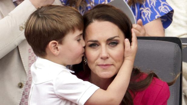 Britain's Catherine, Duchess of Cambridge, (R) is huged by her son Britain's Prince Louis of Cambridge (L) during the Platinum Pageant in London on June 5, 2022 as part of Queen Elizabeth II's platinum jubilee celebrations. - The curtain comes down on four days of momentous nationwide celebrations to honour Queen Elizabeth II's historic Platinum Jubilee with a day-long pageant lauding the 96-year-old monarch's record seven decades on the throne. (Photo by Chris Jackson / POOL / AFP)
