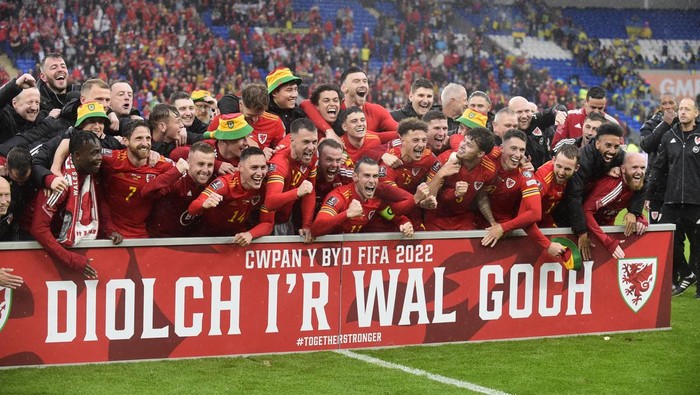 Tumbangkan Ukraina, Wales Lolos ke Piala Dunia Setelah 64 Tahun Absen Soccer Football - FIFA World Cup - UEFA Qualifiers - Final - Wales v Ukraine - Cardiff City Stadium, Cardiff, Wales, Britain - June 5, 2022 Wales players celebrate after qualifying for the World Cup REUTERS/Rebecca Naden