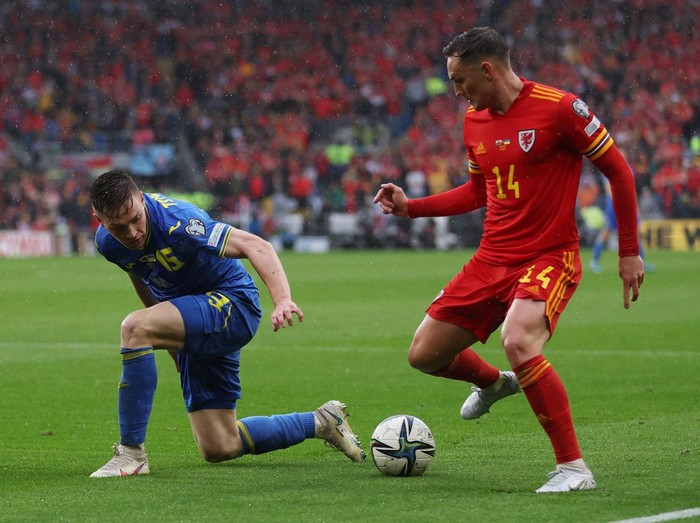 Soccer Football - FIFA World Cup - UEFA Qualifiers - Final - Wales v Ukraine - Cardiff City Stadium, Cardiff, Wales, Britain - June 5, 2022 Ukraine's Viktor Tsygankov in action with Wales' Connor Roberts Action Images via Reuters/Matthew Childs
