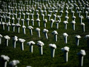 Ratusan Vas Bunga Jadi Bentuk Penghormatan Korban Kekerasan Senjata di AS