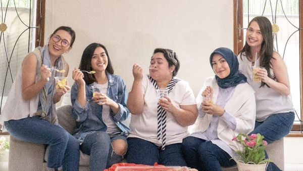 Verlita Evelyn Asyik Ngeliwet dan Makan Asinan Buah Bareng Teman