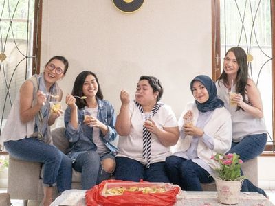 Verlita Evelyn Asyik Ngeliwet dan Makan Asinan Buah Bareng Teman