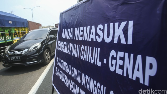 Waktu Ganjil Genap Jakarta, Cek Jadwalnya di Sini Waktu ganjil genap Jakarta cuma berlaku pada hari kerja, yaitu Senin hingga Jumat. Ganjil genap Jakarta tidak berlaku di tamat pekan, yaitu Sabtu dan Minggu.