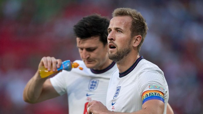 BUDAPEST, HUNGARY - JUNE 04: Harry Maguire and Harry Kane of England takes a drinks break during the UEFA Nations League League A Group 3 match between Hungary and England at Puskas Arena on June 4, 2022 in Budapest, Hungary. (Photo by Visionhaus/Getty Images)