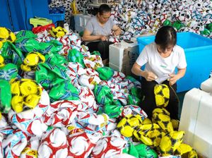 Pabrik Pembuatan Bola Sepak di China Kembali Bergeliat