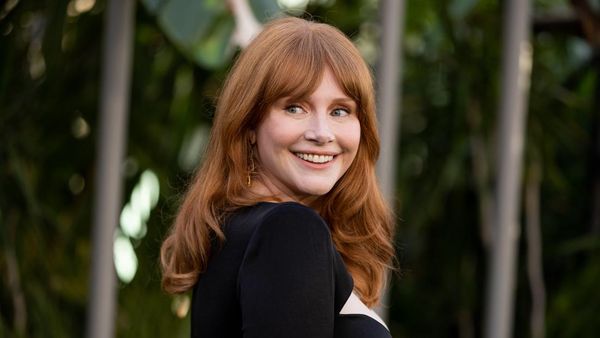 Bryce Dallas Howard Tampil Anggun di Premiere Jurassic World Dominion