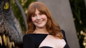 Bryce Dallas Howard-Scarlett Johansson Kompak Jadi Keluarga Cakar Jurassic