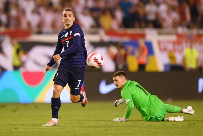 SPLIT, CROATIA - JUNE 06: Antoine Griezmann of France runs ahead of Dominik Livakovic of Croatia during the UEFA Nations League League A Group 1 match between Croatia and France at Stadion Poljud on June 06, 2022 in Split, Croatia. (Photo by Jurij Kodrun/Getty Images)