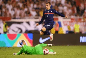 Momen Griezmann Giring Bola Lewati Kiper, Tendang... Tidak Gol!