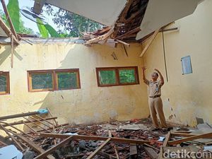 Atap SDN di Ponorogo Ambrol, Siswa Belajar di Perpustakaan