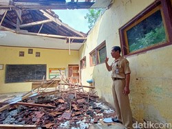 Atap SD Negeri 2 Dayakan Ponorogo Ambrol Termakan Usia