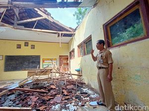 Atap SD Negeri 2 Dayakan Ponorogo Ambrol Termakan Usia Atap SD Negeri 2 Dayakan Ponorogo Ambrol Termakan Usia