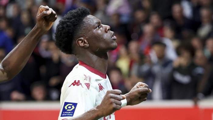 LILLE, FRANCE - MAY 6: Aurelien Tchouameni of Monaco celebrates his winning goal during the Ligue 1 Uber Eats match between Lille OSC (LOSC) and AS Monaco (ASM) at Stade Pierre Mauroy on May 6, 2022 in Lille, France. (Photo by John Berry/Getty Images)