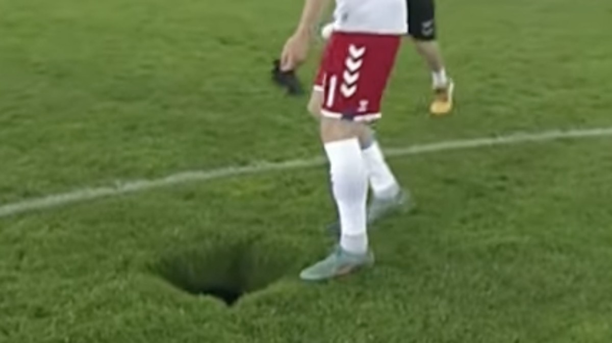 Lubang misterius di laga Austria vs Denmark. (Foto: dok. YouTube)