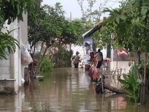 1.704 Warga Tangerang Kebanjiran Akibat Kali Cisadane Meluap
