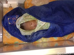 Bayi Masih Hidup Ditemukan Terbuang di Teras Rumah Warga Kediri