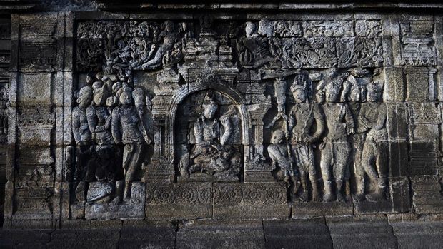 This picture taken on May 10, 2016 shows the reliefs that adorn the ancient Borobudur temple in Magelang, in Indonesia's central Java province. - For centuries, Borobudur lay hidden under layers of volcanic ash until restoration program undertaken between 1973 and 1984 returned much of the complex to its former glory, and the site has since become a destination of Buddhist pilgrimage. (Photo by GOH CHAI HIN / AFP)