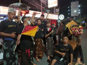 Jelang Galungan, Ngelawang Barong Pukau Bule di Seminyak Jelang Galungan, Ngelawang Barong Pukau Bule di Seminyak