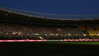 Pertandingan mesti tertunda selama kurang lebih satu jam gara-gara Stadion Ernst-Happel kehilangan daya yang menyebabkan mati lampu. AP/Andreas Schaad