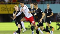 Alih-alih memperoleh keunggulan, justru Denmark lah yang mampu menemukan titik terang di pengujung laga. Jens Stryger Larsen mencatat gol spektakuler yang jauh dari perkiraan pilar Austria pada menit ke-84. REUTERS/Lisa Leutner