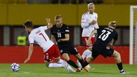 Ralf Rangnick mesti menerima laga keduanya melatih Austria, atau partai pertamanya mentas di kandang, berujung “gelap”, sama seperti Stadion Ernst-Happel pada awal pertandingan. REUTERS/Lisa Leutner