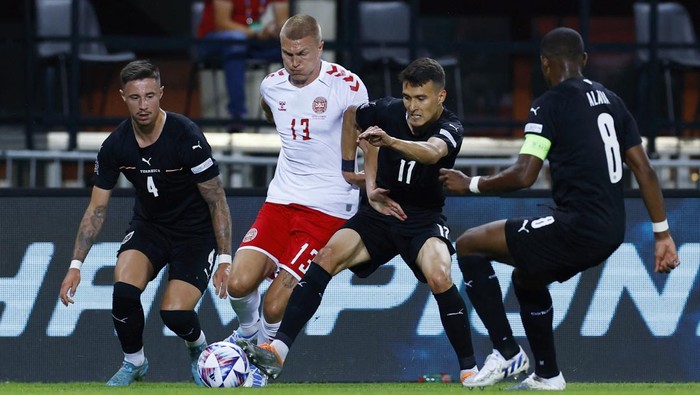 Denmark Tundukkan Austria di UEFA Nations League Soccer Football - UEFA Nations League - Group A - Austria v Denmark - Ernst Happel Stadium, Vienna, Austria - June 6, 2022 Denmark's Rasmus Kristensen in action with Austria's Marco Friedl, Dejan Ljubicic and David Alaba REUTERS/Lisa Leutner