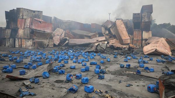 Duar... Gudang Kontainer di Bangladesh Hancur Gegara Ledakan Hebat