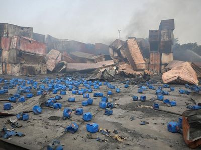 Duar... Gudang Kontainer di Bangladesh Hancur Gegara Ledakan Hebat