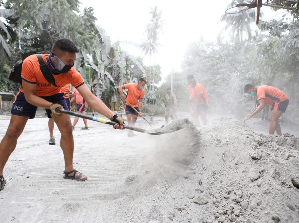 Gotong Royong Bersihkan Sisa Abu Vulkanik Letusan Gunung Bulusan Filipina